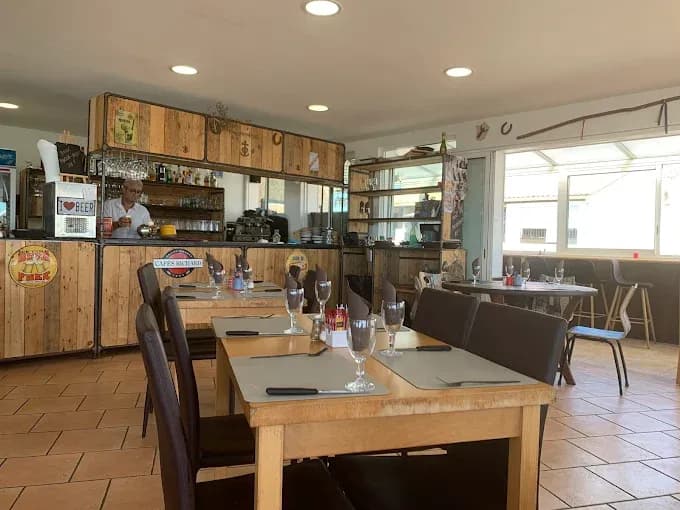 El comedor y su barra de madera