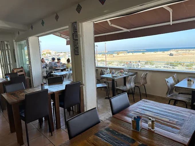 El comedor abierto al mar, en el Belvédère